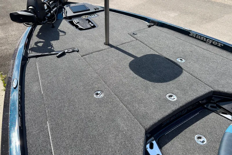 Slide: The Image of 2025 Ranger Z519R boat with gray carpeted deck. - 6