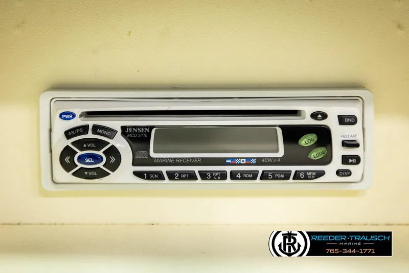 Slide: The Image of Jensen MCD 5110 marine receiver in a 1993 American Skier Eagle boat. - 37