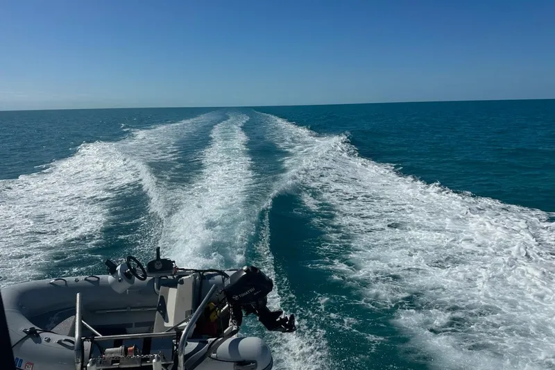Slide: The Image of Wake trail behind 2004 Meridian 459 Motoryacht on open sea under clear blue sky. - 5