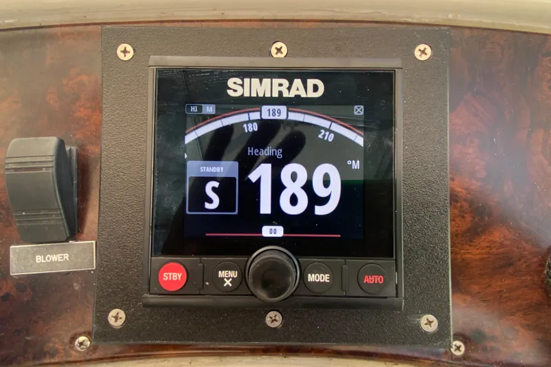 Slide: The Image of Simrad navigation display on 2000 Riviera 4000 boat dashboard showing heading 189. - 36