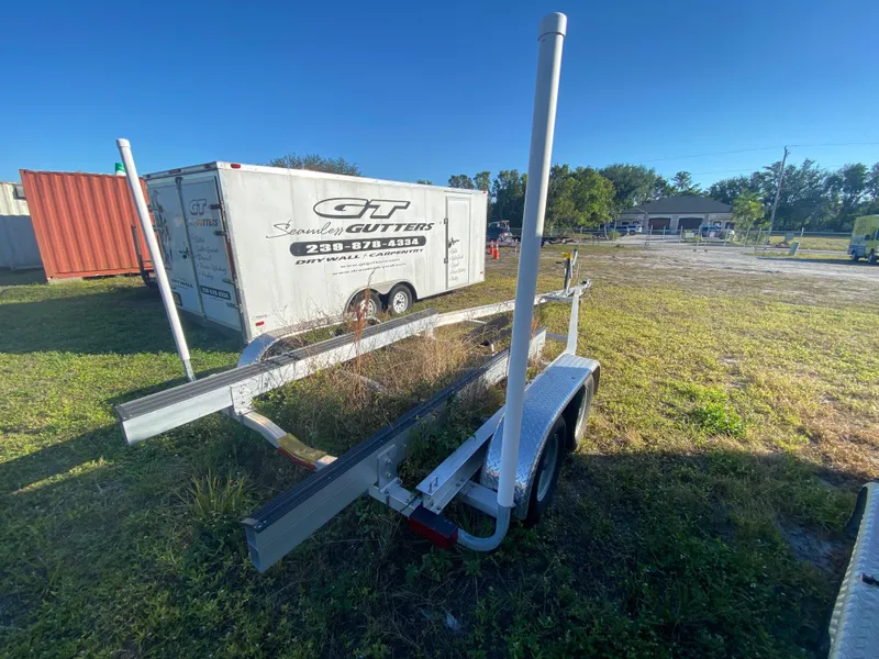 Slide: The Image of Trailer for 2018 Yamaha Boats 242 Limited S on grassy lot. - 19