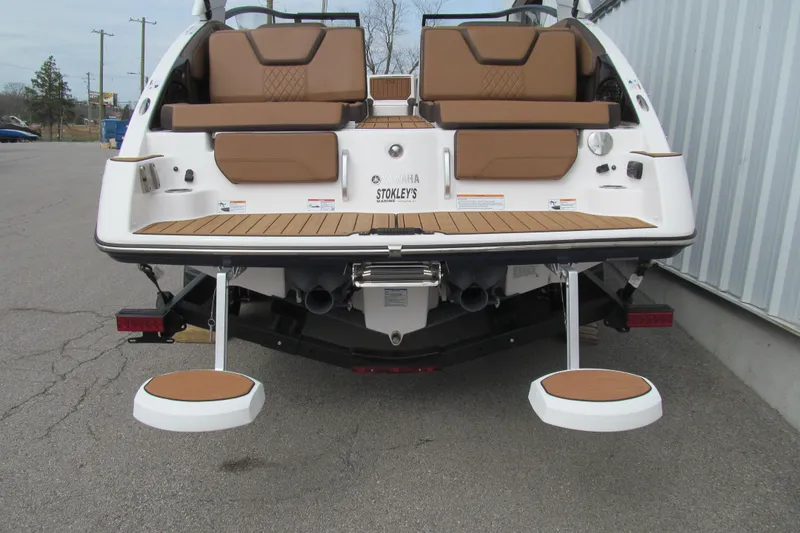 Slide: The Image of 2025 Yamaha Boats 252SD rear view with swim platform and seating. - 19