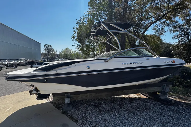 The Image of 2008 Rinker 226 Captiva Bowrider boat on display outdoors, side view. - 0