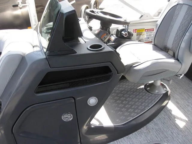 Slide: The Image of Bennington 22MOFBSF Tritoon w/200hp Mercury OB 2026 - 19