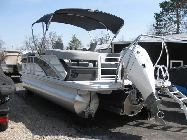 Slide: The Image of Bennington 22MOFBSF Tritoon w/200hp Mercury OB 2026 - 4