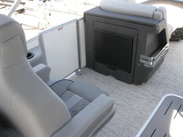 Slide: The Image of Bennington 22MOFBSF Tritoon w/200hp Mercury OB 2026 - 9