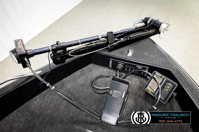 Slide: The Image of 1992 Stratos 290 Ski-N-Fish boat with trolling motor and fish finder. - 20