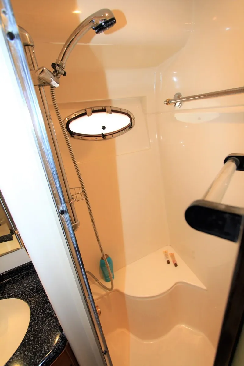 Slide: The Image of Shower in Carver 506 Motor Yacht 2001, modern design. - 26