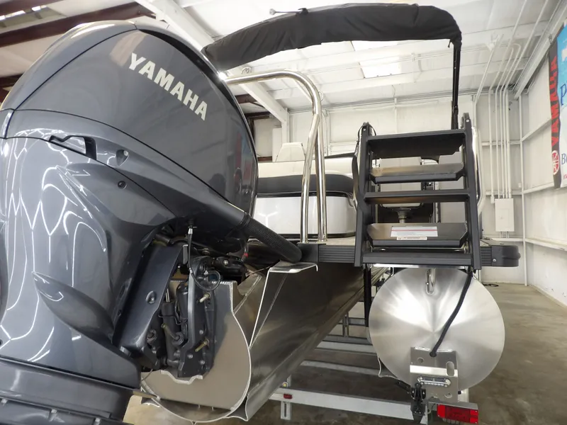 Slide: The Image of Avalon LSZ Versatile Rear Bench - 23' 2025 - 13