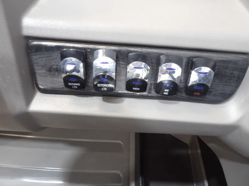 Slide: The Image of Avalon LSZ Versatile Rear Bench - 23' 2025 - 21