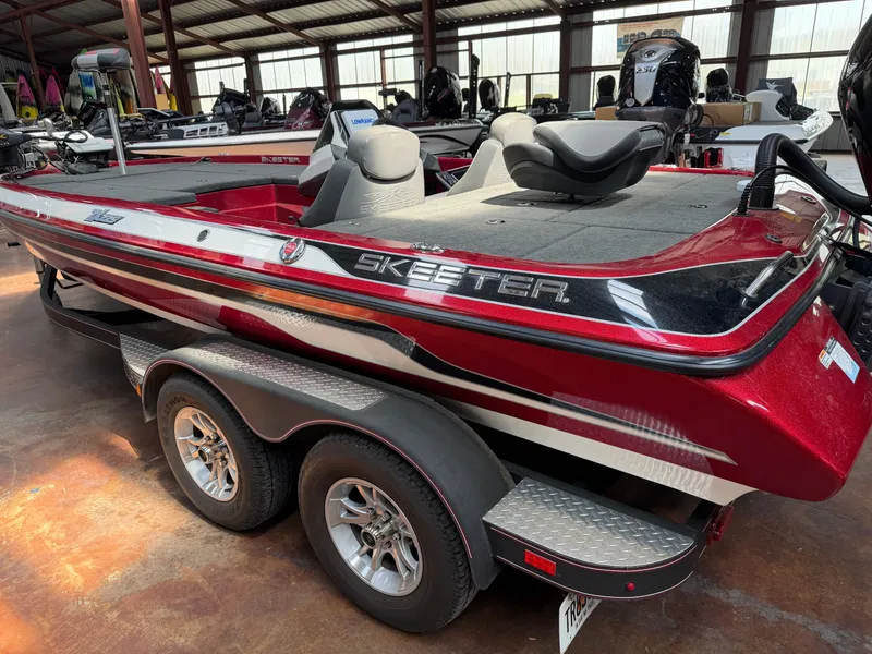 The Image of 2016 Skeeter ZX225 boat in a warehouse setting. - 1