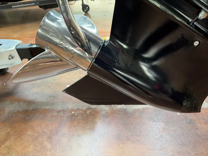 Slide: The Image of 2016 Skeeter ZX225 boat motor with Yamaha propeller. - 15