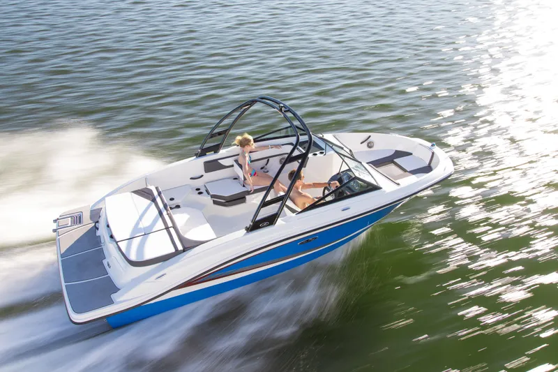 Slide: The Image of Interior of a 2016 Sea Ray 21 SPX boat with white seating. - 9