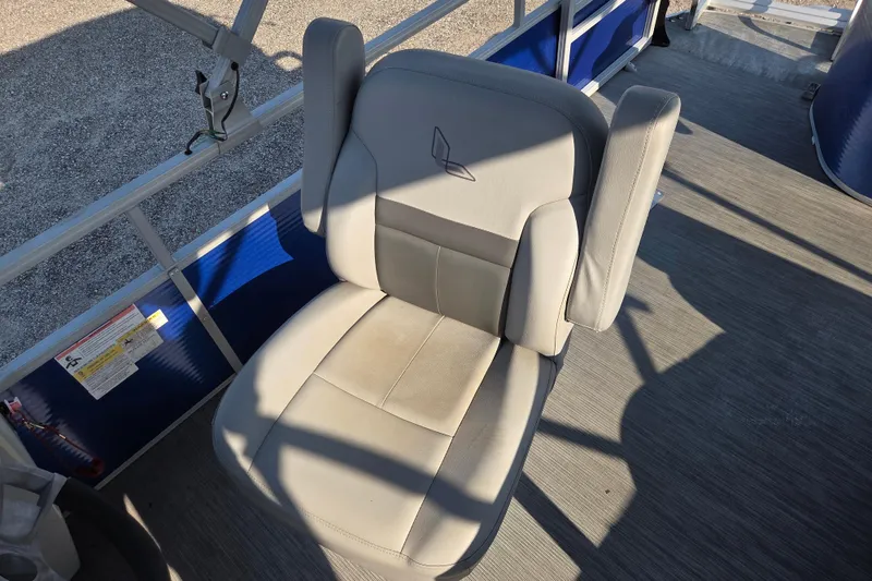 Slide: The Image of Gray captain's chair on 2022 Lowe SF 194 Sport Fish boat deck. - 13
