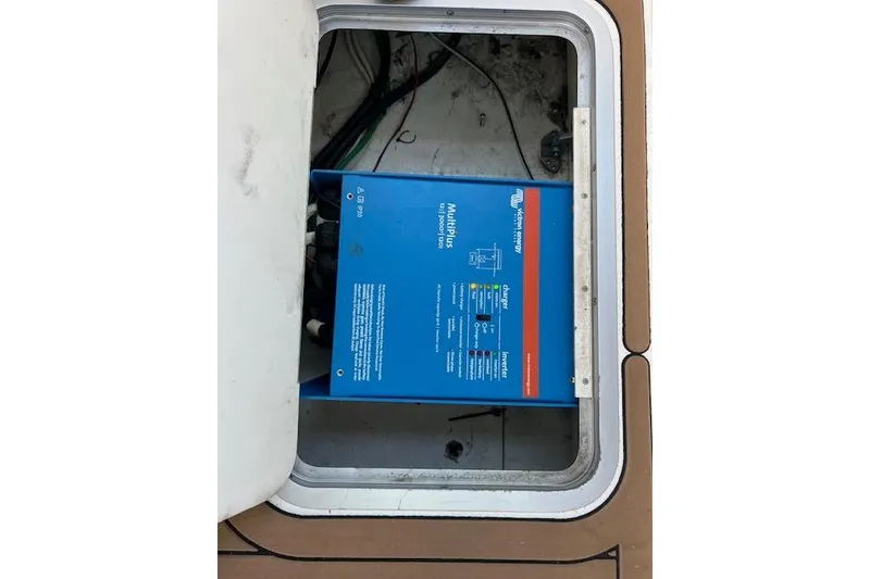 Slide: The Image of Battery charger in a 1994 Sea Ray Sundancer 400 boat, featuring TrueCharge 20+ system. - 26