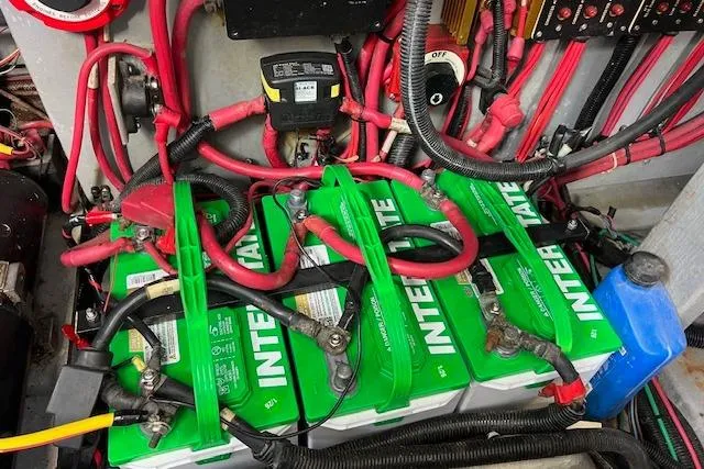 Slide: The Image of 1994 Sea Ray Sundancer 400 yacht docked in a marina, surrounded by other boats. - 27