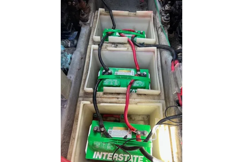 Slide: The Image of 1994 Sea Ray Sundancer 400 yacht docked in a marina with clear blue skies. - 29