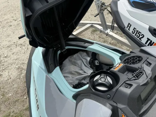 Slide: The Image of Sea-Doo Wake 170 2023 - 10