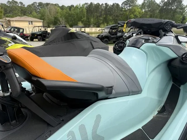 Slide: The Image of Sea-Doo Wake 170 2023 - 13