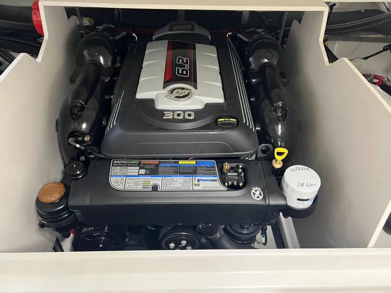 Slide: The Image of Crownline Boats 240 SS 2021 - 17