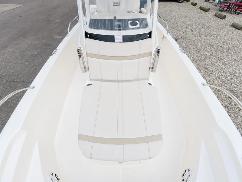 Slide: The Image of Boston Whaler 220 Dauntless 2027 - 17