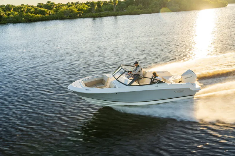 Slide: The Image of Boston Whaler 210 Vantage 2026 - 2