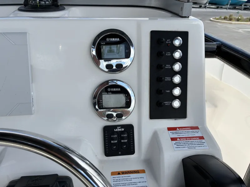 Slide: The Image of Robalo R222 2021 - 15