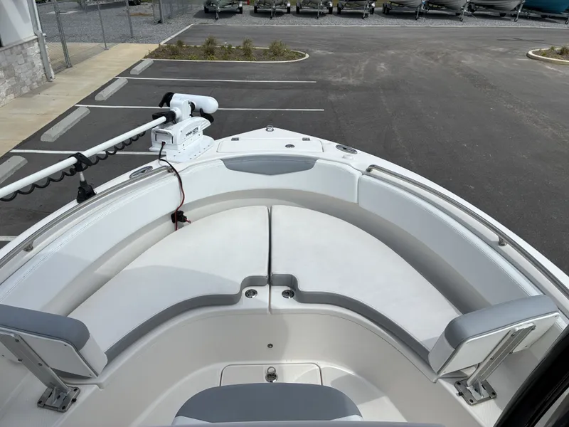 Slide: The Image of Robalo R222 2021 - 17