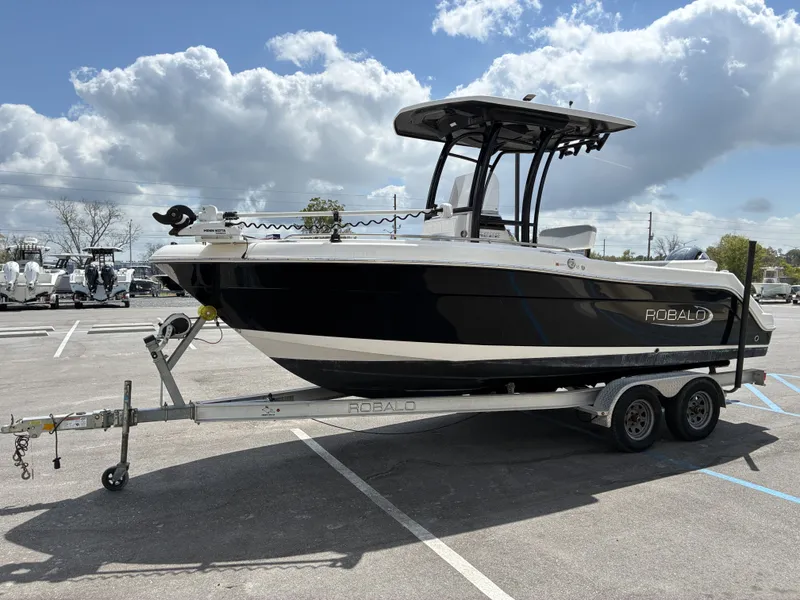 Slide: The Image of Robalo R222 2021 - 6