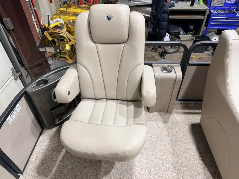 Slide: The Image of Premier 251 Cast-a-Way Fish & Cruise Pontoon & 115HP Mercury 4Stroke - $19,995 2007 - 17