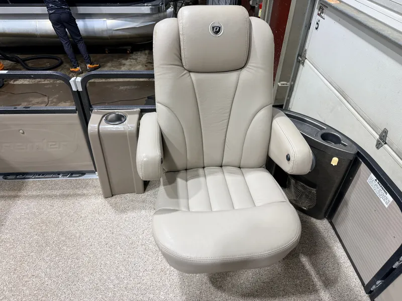 Slide: The Image of Premier 251 Cast-a-Way Fish & Cruise Pontoon & 115HP Mercury 4Stroke - $19,995 2007 - 21