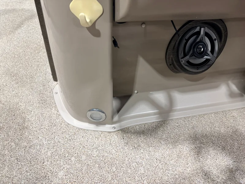 Slide: The Image of Premier 251 Cast-a-Way Fish & Cruise Pontoon & 115HP Mercury 4Stroke - $19,995 2007 - 31