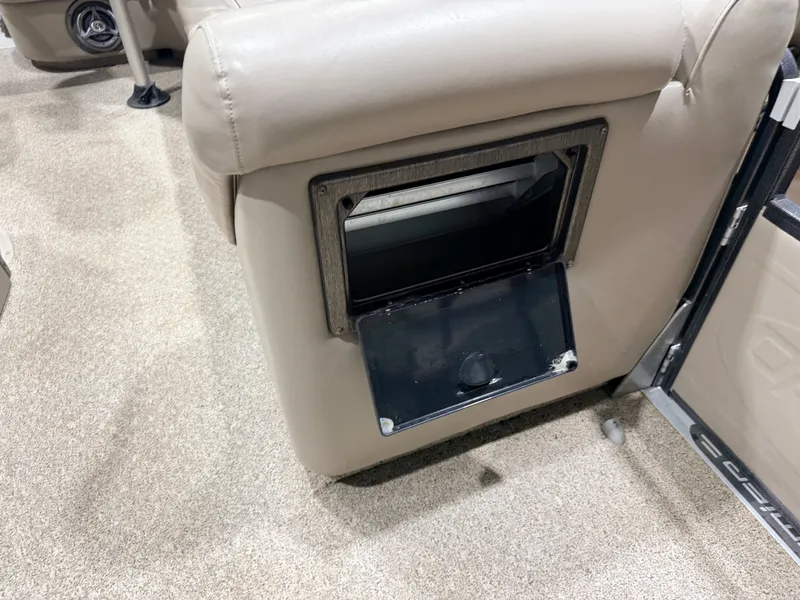 Slide: The Image of Premier 251 Cast-a-Way Fish & Cruise Pontoon & 115HP Mercury 4Stroke - $19,995 2007 - 42