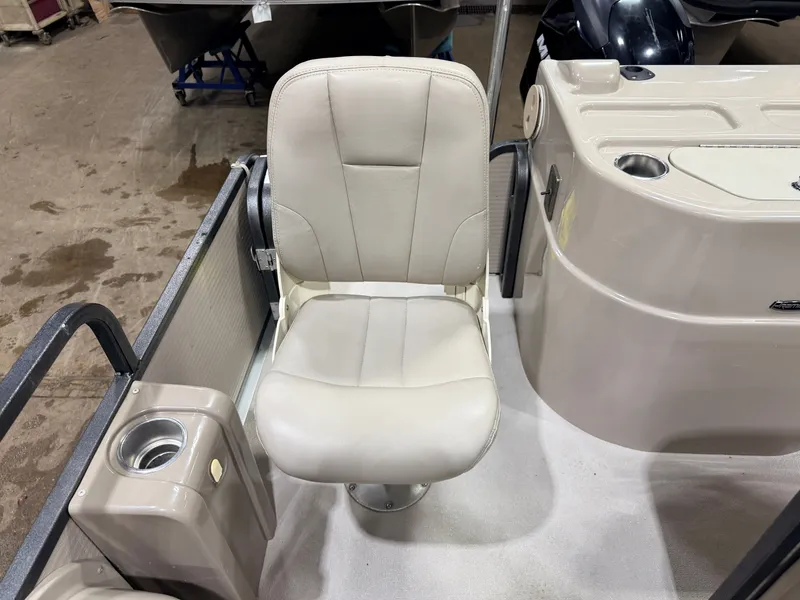 Slide: The Image of Premier 251 Cast-a-Way Fish & Cruise Pontoon & 115HP Mercury 4Stroke - $19,995 2007 - 58