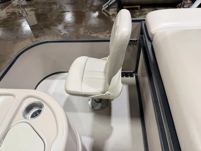 Slide: The Image of Premier 251 Cast-a-Way Fish & Cruise Pontoon & 115HP Mercury 4Stroke - $19,995 2007 - 60