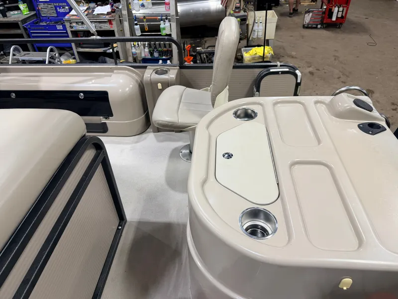 Slide: The Image of Premier 251 Cast-a-Way Fish & Cruise Pontoon & 115HP Mercury 4Stroke - $19,995 2007 - 62