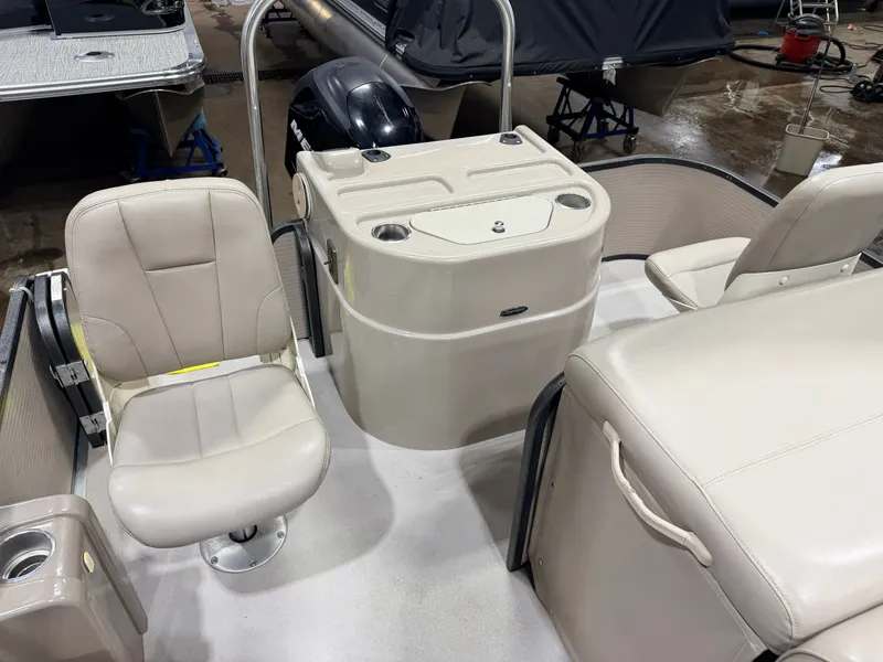 Slide: The Image of Premier 251 Cast-a-Way Fish & Cruise Pontoon & 115HP Mercury 4Stroke - $19,995 2007 - 9
