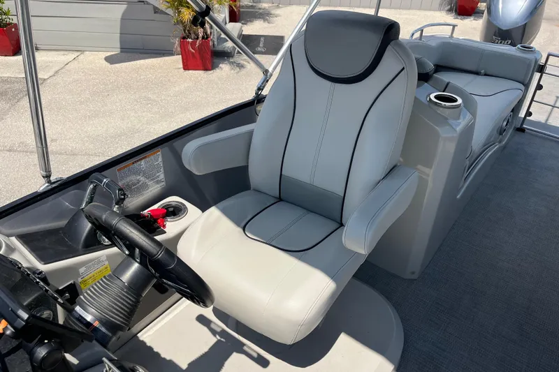 Slide: The Image of Captain's chair and helm of 2017 Sylvan Mandalay 8525 Sportlounger Twin boat. - 17