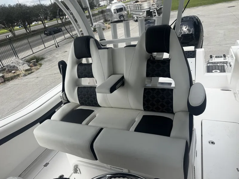 Slide: The Image of Tidewater 320 CC Adventure 2022 - 10