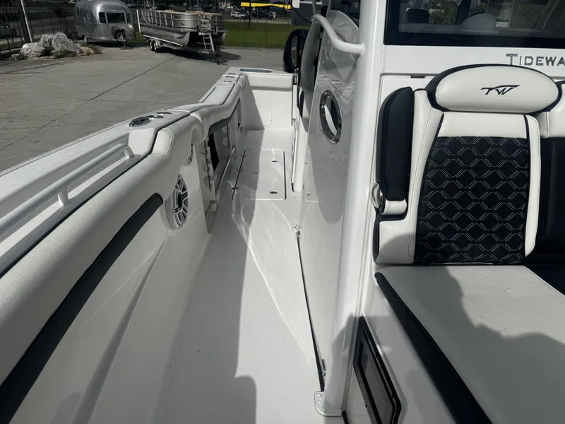 Slide: The Image of Tidewater 320 CC Adventure 2022 - 13