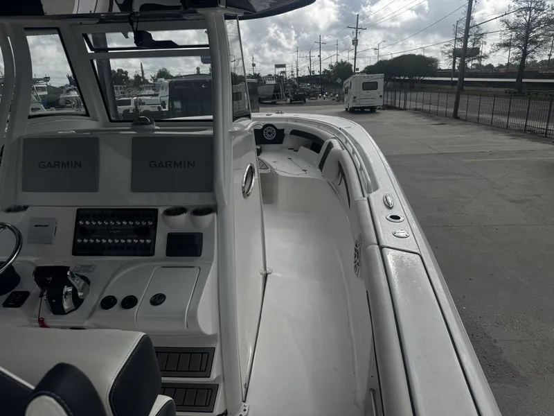 Slide: The Image of Tidewater 320 CC Adventure 2022 - 17