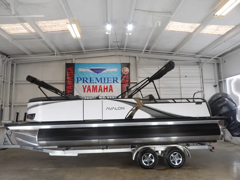 The Image of Avalon LSZ Versatile Rear Bench - 23' 2025 - 1