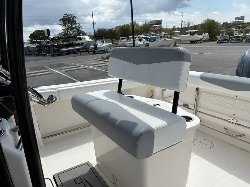 Slide: The Image of Robalo R222 2021 - 13