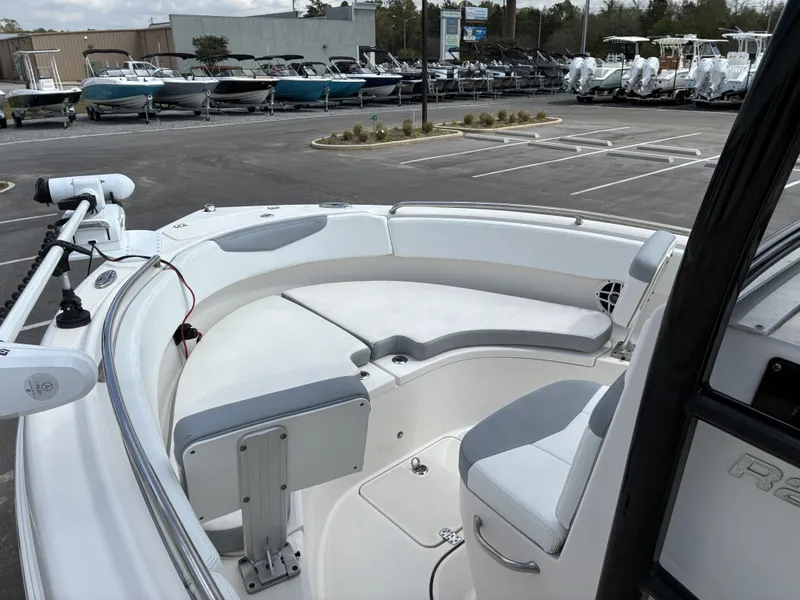 Slide: The Image of Robalo R222 2021 - 18