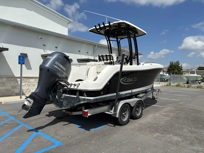 Slide: The Image of Robalo R222 2021 - 3