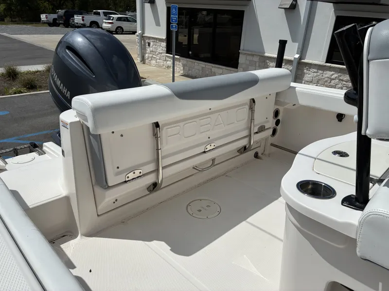 Slide: The Image of Robalo R222 2021 - 8