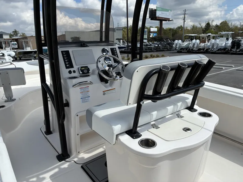 Slide: The Image of Robalo R222 2021 - 12