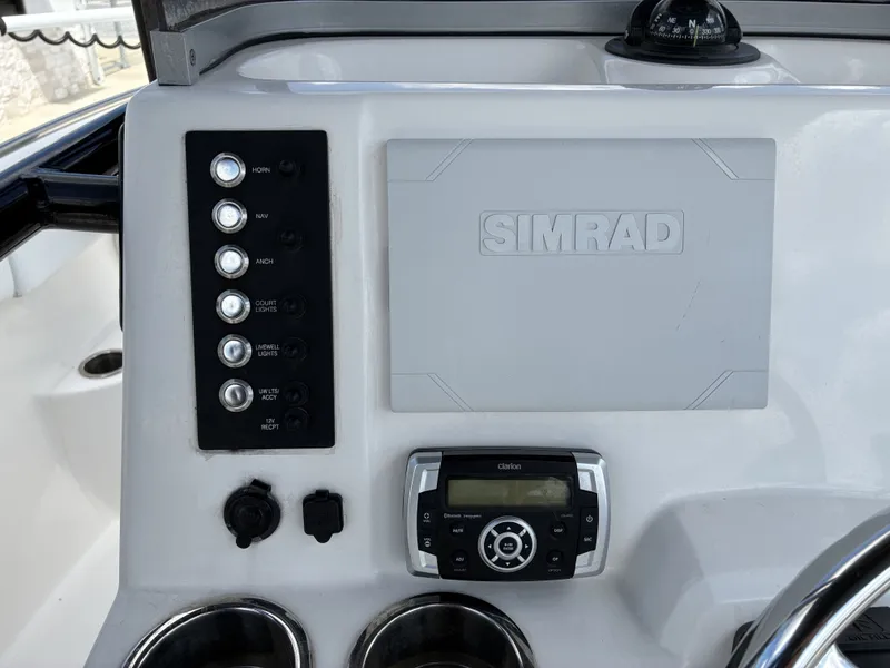 Slide: The Image of Robalo R222 2021 - 14