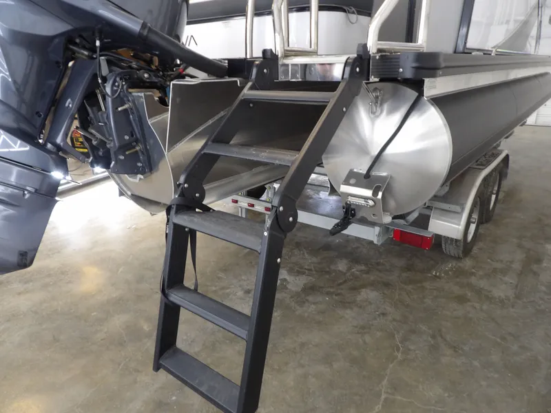 Slide: The Image of Avalon LSZ Versatile Rear Bench - 23' 2025 - 15