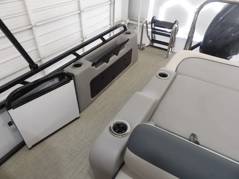 Slide: The Image of Avalon LSZ Versatile Rear Bench - 23' 2025 - 23